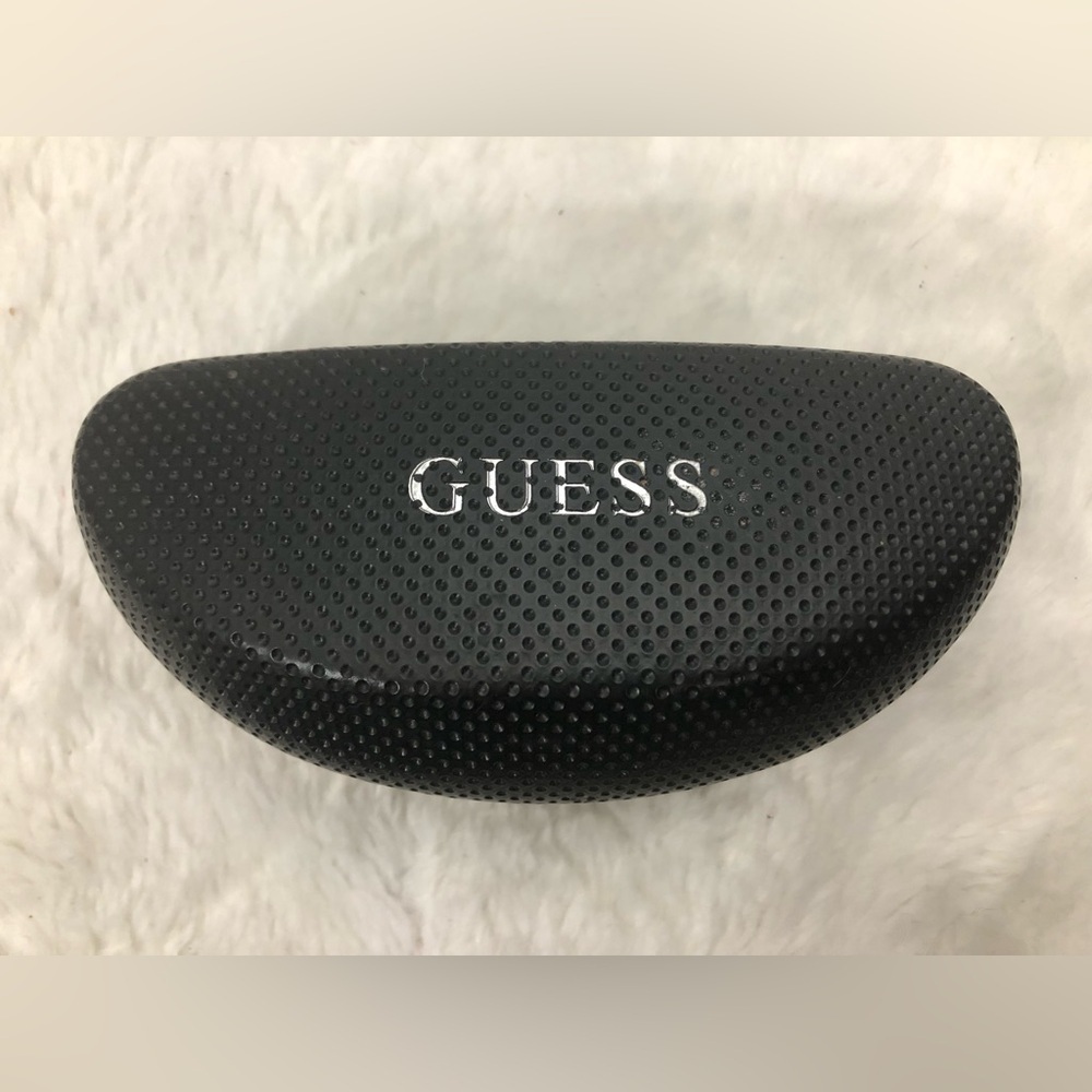 Sunglasses Case. GUESS.